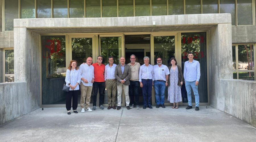 De izquierda a derecha, Patricia Alonso, Subdirectora de relaciones internacionales y movilidad de la ETSAC; Miguel Abelleira, Dtor. de la ETSAC; José Ángel Lorenzo, secretario general del Clúster del Granito; Víctor Cobo, presidente del Clúster de la Pizarra de Galicia; José Ramón Garitaonaindía, Dtor. Depto. Construcciones y Estructuras Arquitectónicas Civiles y Aeronáuticas;Luis Hermida, Dtor. Dpto. Expresión Gráfica; Severino González, gerente del Clúster de la Pizarra de Galicia; Estefanía López Salas, Secretaria Académica de la ETSAC y Juan Prieto, representante del Dpto. Proyectos Arquitectónicos, Urbanismo y Composición.