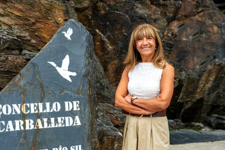 Retrato de Aquilina Prieto Robleda en Sobradelo (Carballeda de Valdeorras), muller de Carballedo (Carballeda de Valdeorras) que adicou parte da sua vida a traballar en diferentes empregos pero relacionados co mundo da lousa (a pizarra).